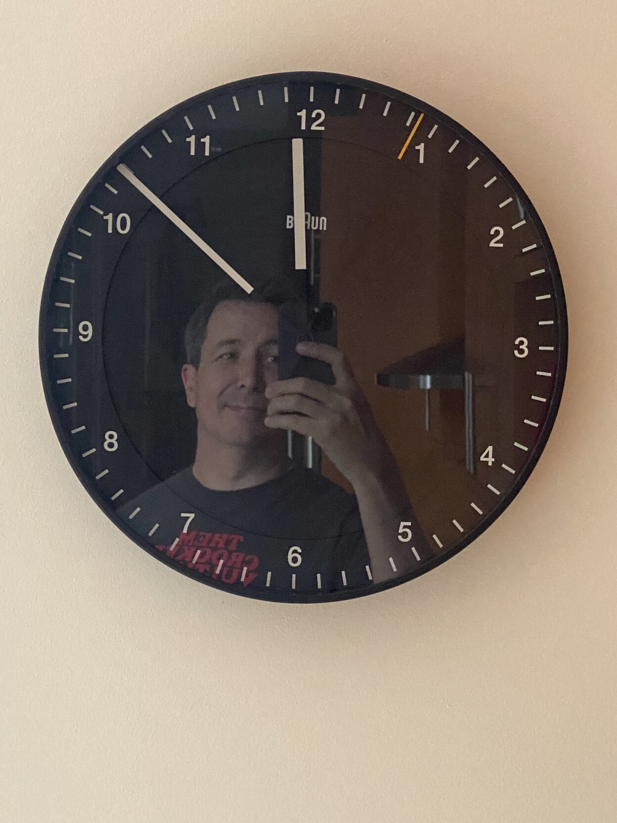 selfie in the re-election of a black braun bc17 wall clock