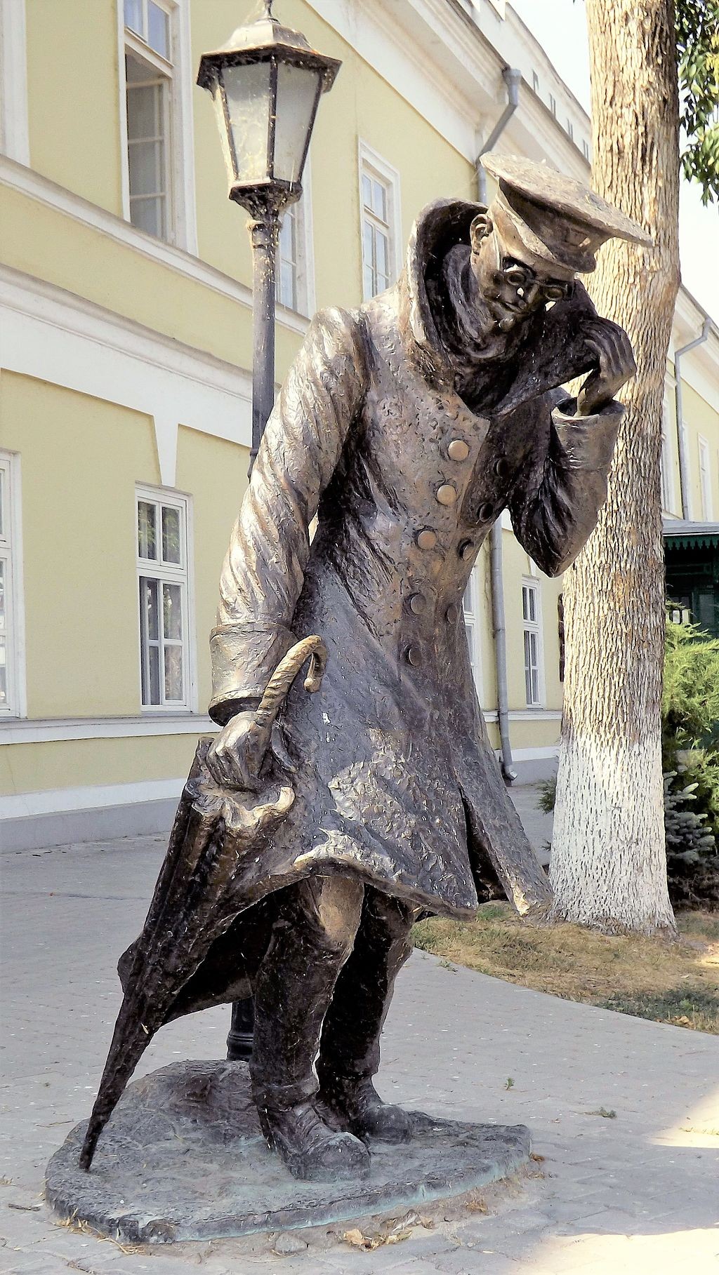 Photograph of the Belikov Monument next to the Chekhov Gymnasium in Taganrog, from Wikipedia